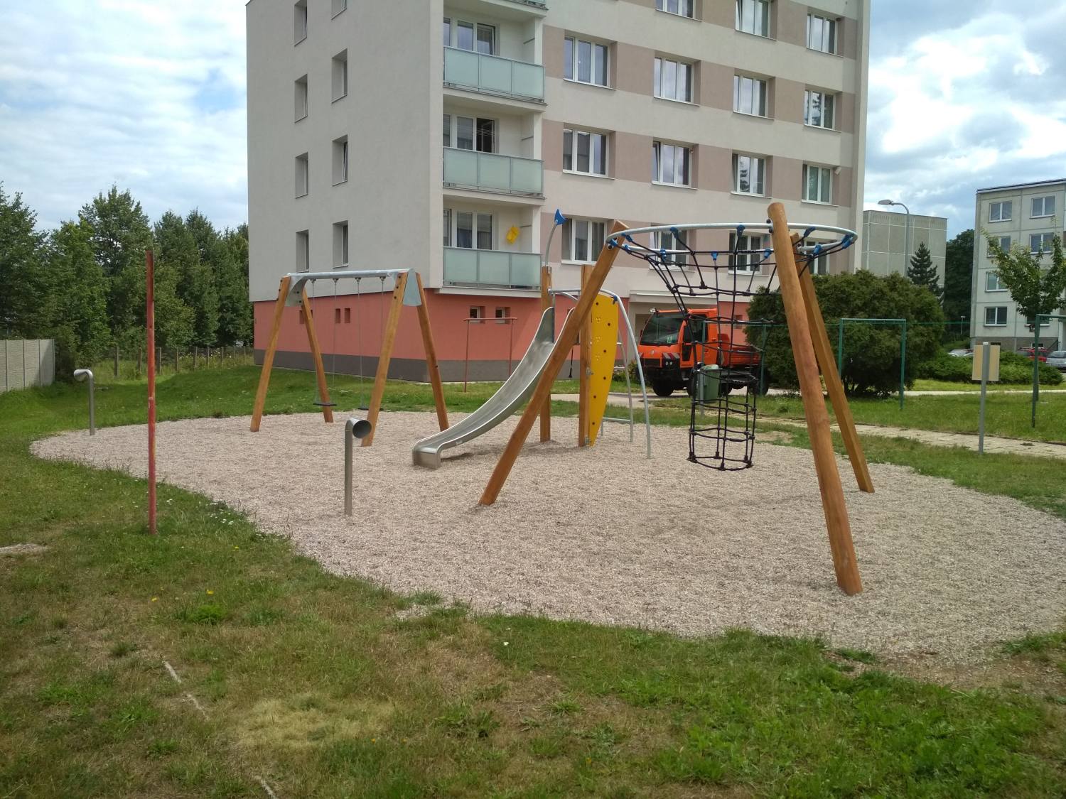 Trutnov opravil další dětská hřiště. Děti se mohou těšit z pružinové houpačky či skluzavky