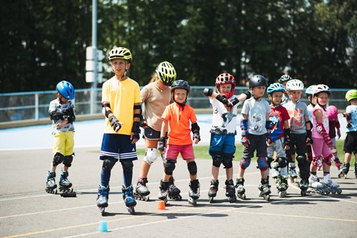 Inline bruslení je sport pro všechny. Bruslit mohou děti i dospělí