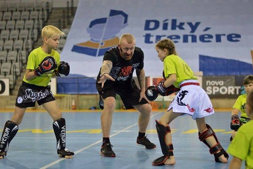 Děti se při trénincích thajského boxu vybijí, takže se už pak neperou ve školách