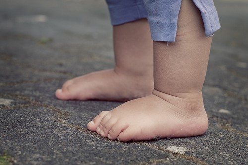 Bosá chůze prospívá chodidlům i celému tělu. Má však svá pravidla