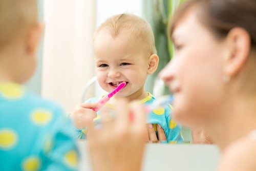 Jak se nejlépe starat o dětské zuby? První návštěvy zubaře by měly být pro děti zábavou