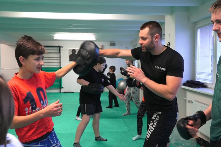 Přerovští kriminalisté se věnují v osobním volnu dětem. Názorně jim ukazují, co všechno obnáší jejich práce