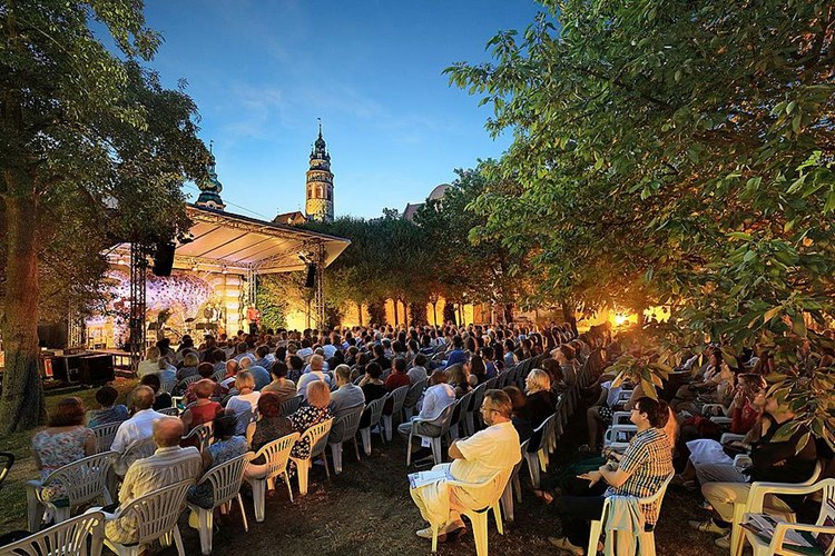 Festival nabídne koncerty z oblasti klasické hudby, přinese však i večery žánrových přesahů pod širým nebem