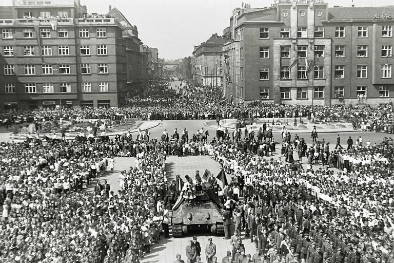 Manifestace k 1. výročí osvobození města 30. dubna 1946. 