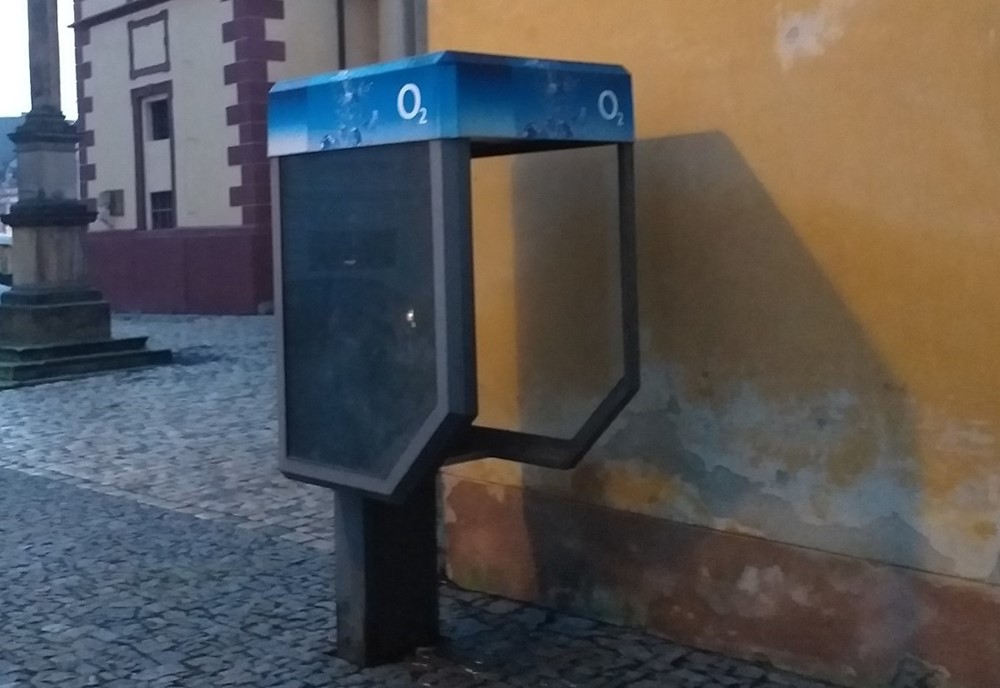 Z vysloužilé a nefunkční telefonní budky v Kostelní ulici vznikne knihobudka.