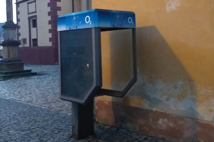 Z vysloužilé a nefunkční telefonní budky v Kostelní ulici vznikne knihobudka