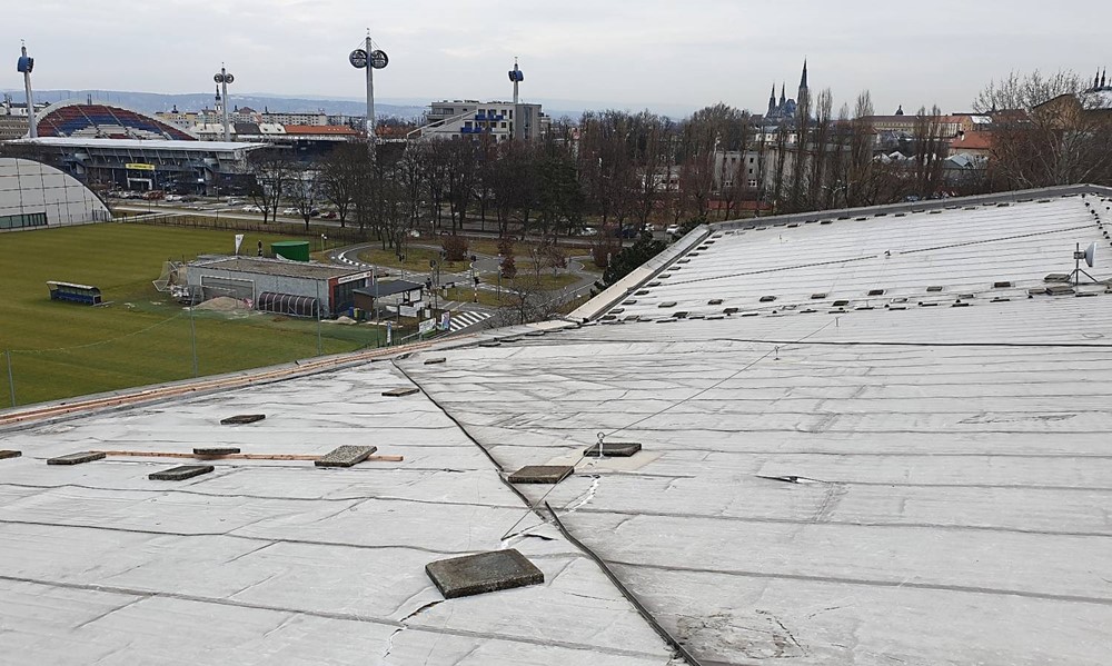 Střecha krytého bazénu v Olomouci. 