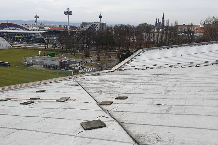 Olomoucký krytý bazén je mimo provoz. Silný vítr mu poškodil střechu