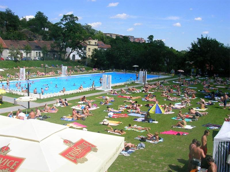 Koupaliště Stírka se nachází v klidné lokalitě mezi rodinnými domy. 