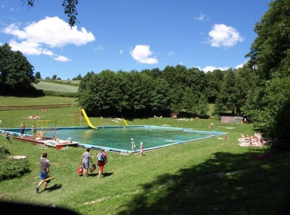 Koupaliště Homole v Dolích u Poniklé je součástí sportovního areálu.