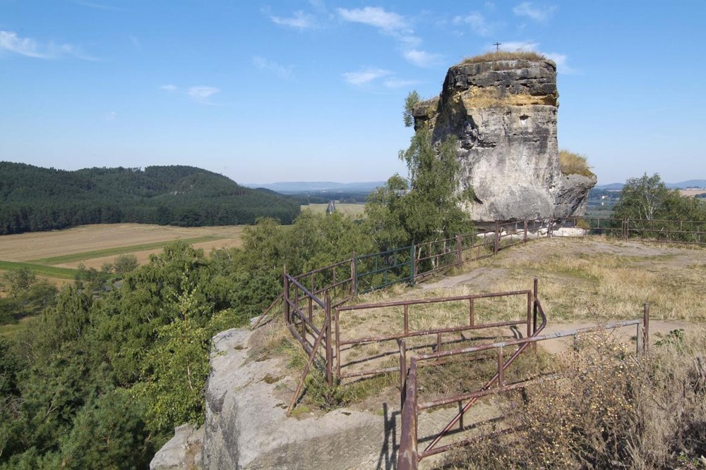 Zřícenina hradu Jestřebí. 