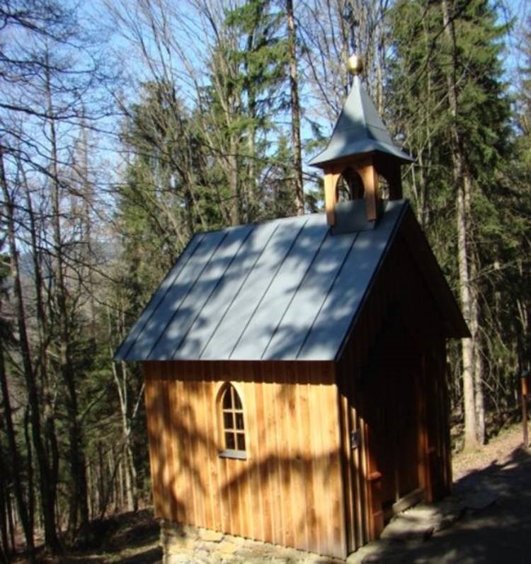 Na vrchu Kobyla u dřevěné kaple Panny Marie prýští pramen Boží vody.