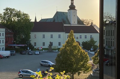 Dvoulůžkový pokoj s manželskou postelí s výhledem na Zámecké náměstí