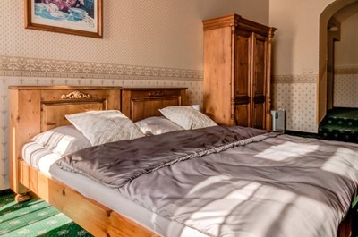 Dvoulůžkový pokoj s manželskou postelí s výhledem na Zámecké náměstí