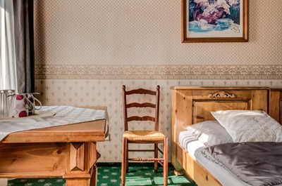 Dvoulůžkový pokoj s manželskou postelí s výhledem na Zámecké náměstí