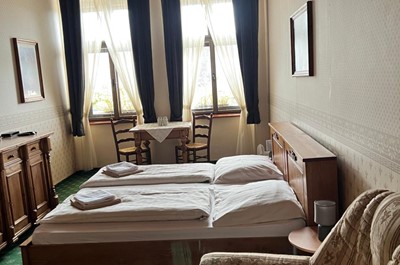 Dvoulůžkový pokoj s oddělenými postelemi s výhledem na město