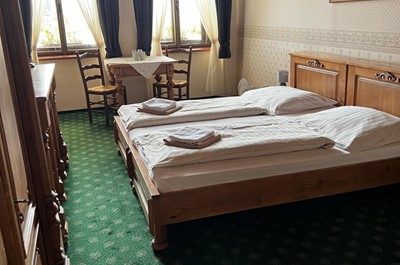 Dvoulůžkový pokoj s oddělenými postelemi s výhledem na město