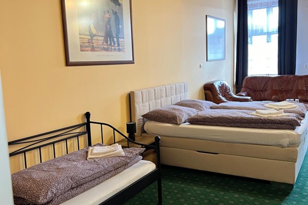 Třílůžkový pokoj s manželskou postelí s výhledem na Zámecké náměstí