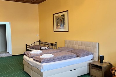 Třílůžkový pokoj s manželskou postelí s výhledem na Zámecké náměstí