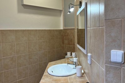 Třílůžkový pokoj s manželskou postelí s výhledem na Zámecké náměstí