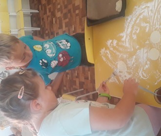 PEČEME OBČERSTVENÍ NA DÍLNIČKU